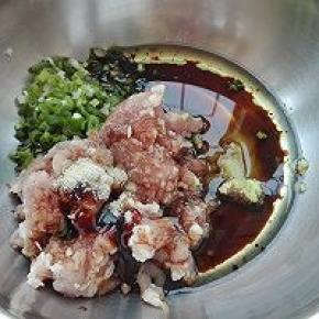 4. 肉沫，葱姜沫，生抽，味极鲜，糖，耗油，花生油，香油，白胡椒粉，盐一起放入