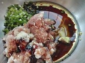 4. 肉沫，葱姜沫，生抽，味极鲜，糖，耗油，花生油，香油，白胡椒粉，盐一起放入