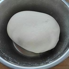 6. 准备饺子面团，揉光滑，醒发一下