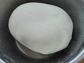 6. 准备饺子面团，揉光滑，醒发一下