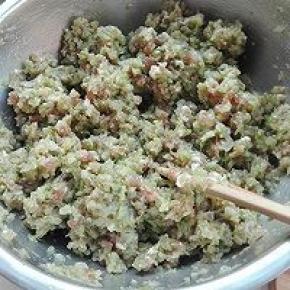 7. 放入芹菜，同样一个方向搅拌均匀