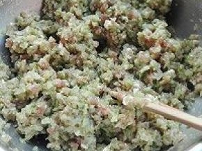 7. 放入芹菜，同样一个方向搅拌均匀