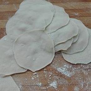 9. 按扁擀成圆形