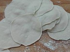 9. 按扁擀成圆形