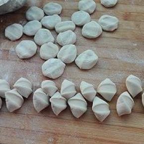 8. 将饺子面团分成均等小剂子