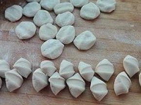 8. 将饺子面团分成均等小剂子