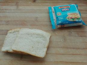 1. 准备两片土司，百吉福芝士