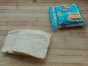 1. 准备两片土司，百吉福芝士