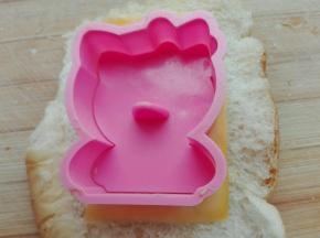 3. 用模具轻轻按压