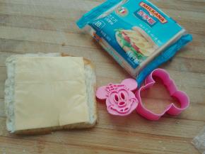 2. 其中一片放入百吉福芝士片一片