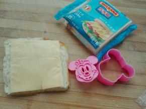 2. 其中一片放入百吉福芝士片一片