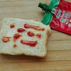 6. 另取一片土司，抹上番茄酱