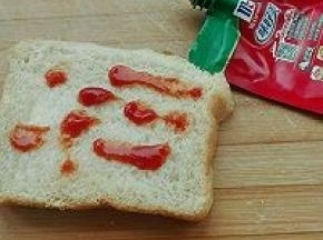 6. 另取一片土司，抹上番茄酱