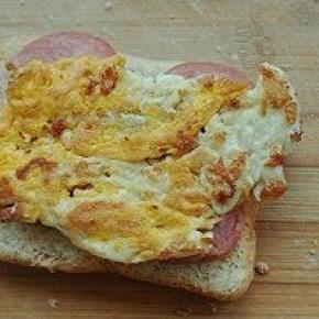 8. 放上煎蛋（忽略这简陋的煎蛋模样吧，懒得用不粘锅，直接炒菜锅做成这个熊样啦