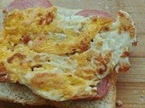 8. 放上煎蛋（忽略这简陋的煎蛋模样吧，懒得用不粘锅，直接炒菜锅做成这个熊样啦