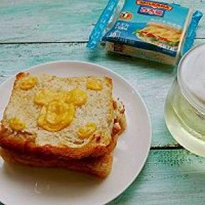 9. 最后放入烤好的芝士土司片，开吃吧