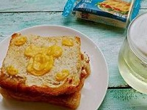 9. 最后放入烤好的芝士土司片，开吃吧