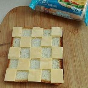 3. 如图错落有致摆放在土司片上