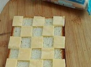 3. 如图错落有致摆放在土司片上