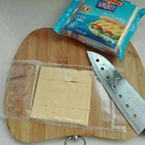 2. 芝士切小正方形