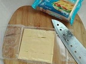 2. 芝士切小正方形