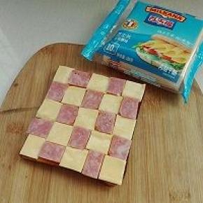 4. 同样火腿切正方形摆放好