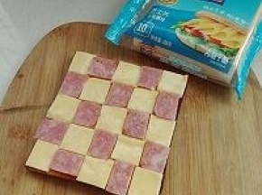 4. 同样火腿切正方形摆放好