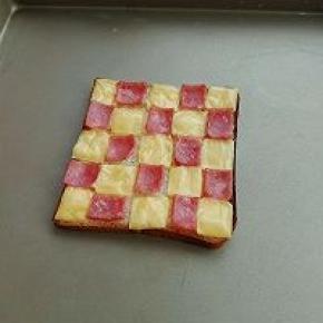 6. 烤好的样子（也可以土司沫番茄酱或者沙拉酱再摆放芝士同火腿）