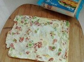 7. 用葱花同火腿沫做个煎蛋