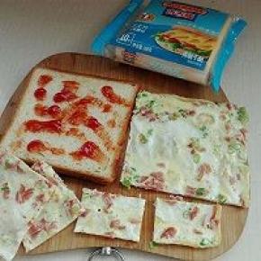 8. 取另一片土司片抹番茄酱