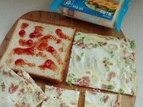 8. 取另一片土司片抹番茄酱