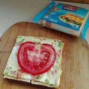 9. 放上煎蛋，放生菜（家里没有了）西红柿片