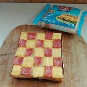 10. 最后将烤好的棋格土司片摞上去即可