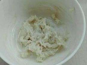 1. 制作烫种：开水同高筋面粉混合搅拌均匀，放置凉即可