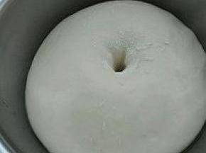 3. 进行室温发酵，发酵至手指戳洞不回缩不塌陷即可