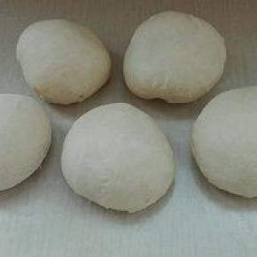 4. 发酵好的面团排气，等分五份，揉圆醒发15分钟