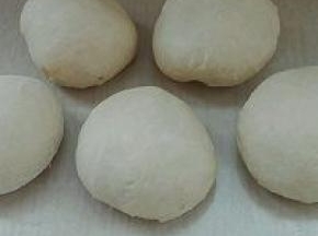 4. 发酵好的面团排气，等分五份，揉圆醒发15分钟