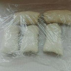 7. 依次放好，盖保鲜膜醒发15分钟