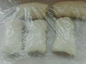 7. 依次放好，盖保鲜膜醒发15分钟