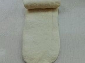 8. 再次擀长，自上而下卷起