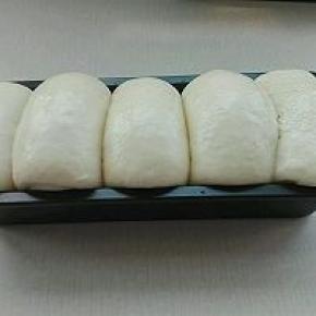 10. 入烤箱发酵（烤箱放一碗热水），温度不超过36度，湿度75度进行二次发酵