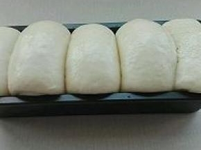 10. 入烤箱发酵（烤箱放一碗热水），温度不超过36度，湿度75度进行二次发酵