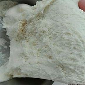 3. 室温发酵至手指戳洞不回缩不塌陷即可，发酵好面团拉开里面的状态