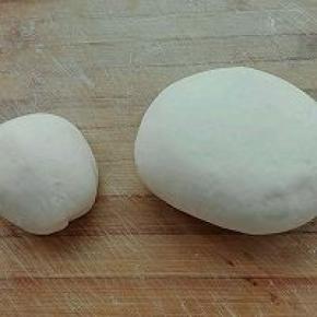 4. 将发酵好的面团排气，分别分成一个270克和一个100克的两个面团