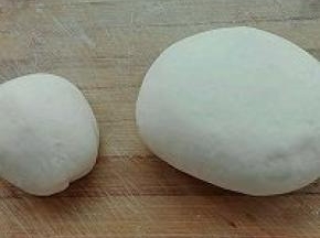 4. 将发酵好的面团排气，分别分成一个270克和一个100克的两个面团