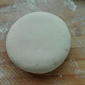 5. 将270克大面团揉光滑，稍微按扁一下