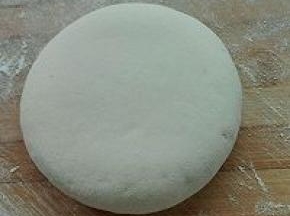 5. 将270克大面团揉光滑，稍微按扁一下