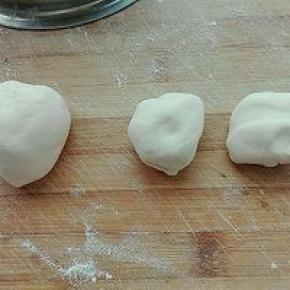 6. 将100克的面团分别分成一个50克和两个25克的面团