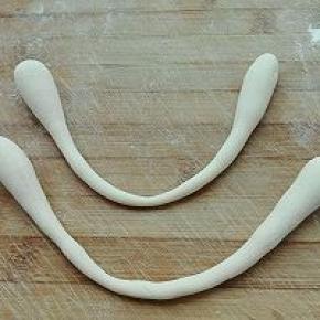 11. 另外两个25克小面团，搓成中间细，两头粗