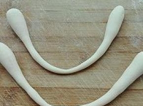 11. 另外两个25克小面团，搓成中间细，两头粗